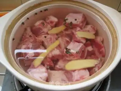 Make Bone green bean soup step 1