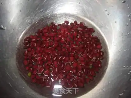 Make Black rice, red bean date congee step 1