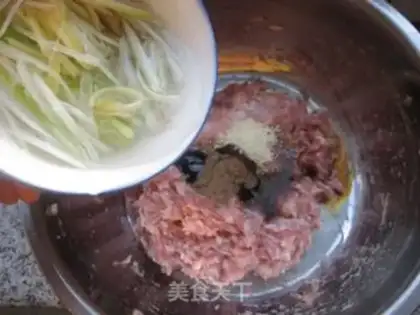 Make Bone soup, lion-head hotpot step 2