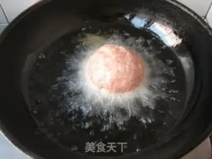 Make Bone soup, lion-head hotpot step 5