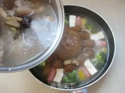 Make Bone soup, lion-head hotpot step 9