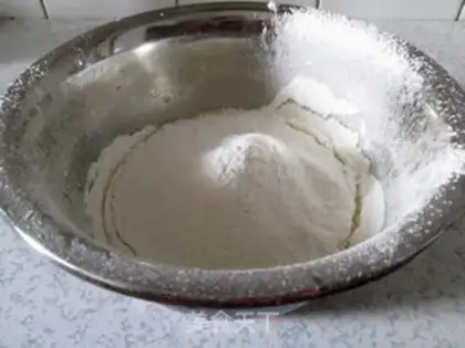 Make Strawberry birthday cake step 4