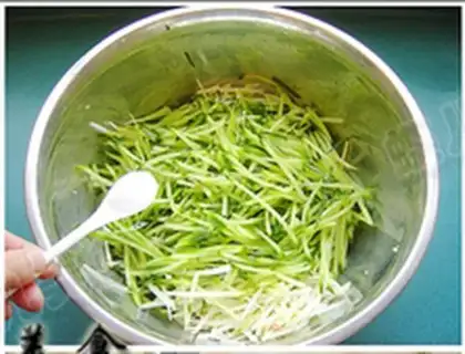 Make radish pork powdered fried balls step 5