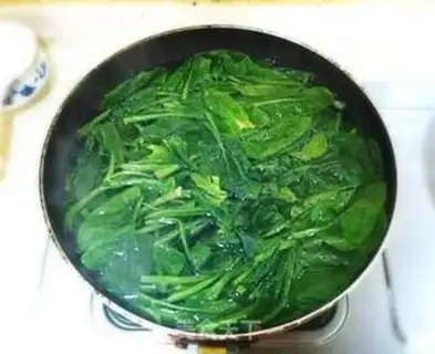 Make Spinach omelet soup step 1