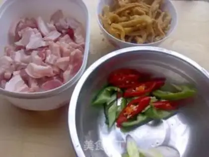 Make radish and fried meat step 1