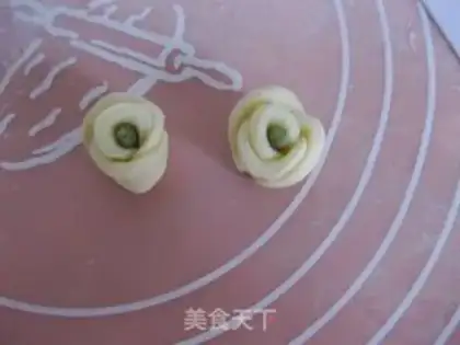 Make Rose cookies step 10