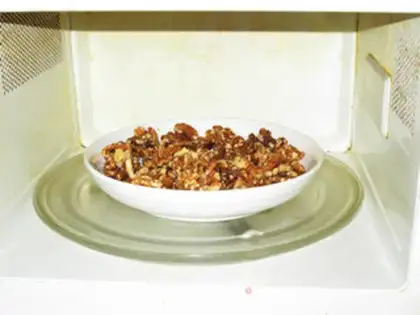 Make Amber walnuts step 1