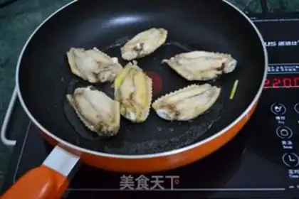 Make Chestnut chicken wings step 1