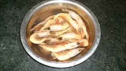 Make Garlic northern shrimp step 1