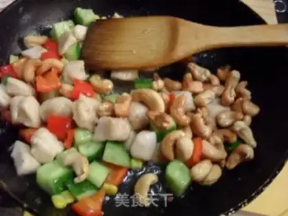 Make Five-coloured cashew nut chicken step 7