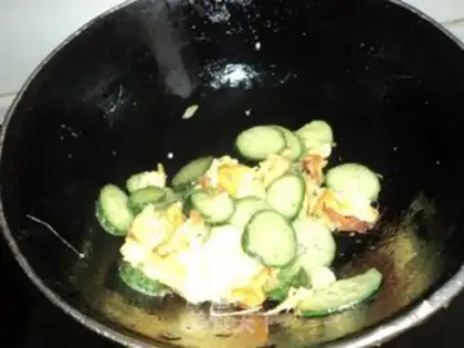 Make cucumber fried eggs step 7