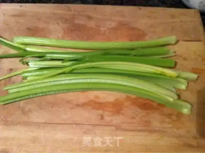 Make Celery lilies for cashew nuts step 0