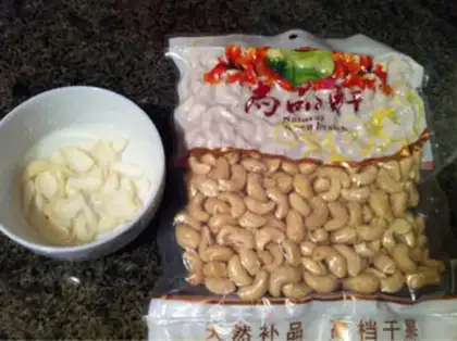 Make Celery lilies for cashew nuts step 1