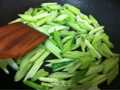 Make Celery lilies for cashew nuts step 3