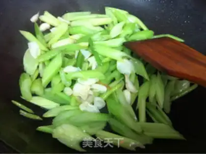 Make Celery lilies for cashew nuts step 4