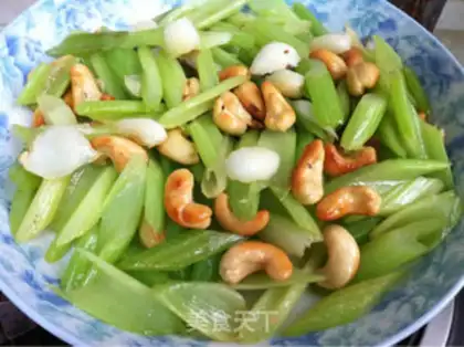 Make Celery lilies for cashew nuts step 7