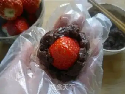 Make chocolate strawberry Dafu step 17