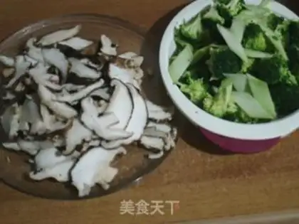 Make Fry mushrooms and broccoli step 1
