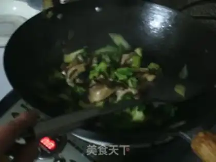Make Fry mushrooms and broccoli step 3