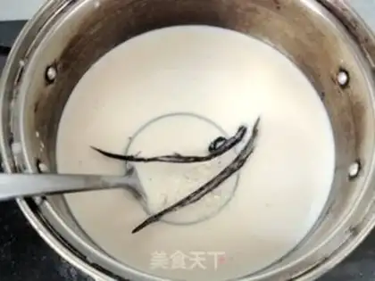 Make Red sugar strawberry rice pudding step 1