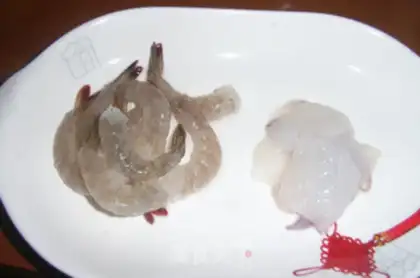 Make Seafood tomato salad step 1