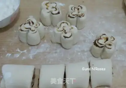 Make Milky dates and flowers step 9
