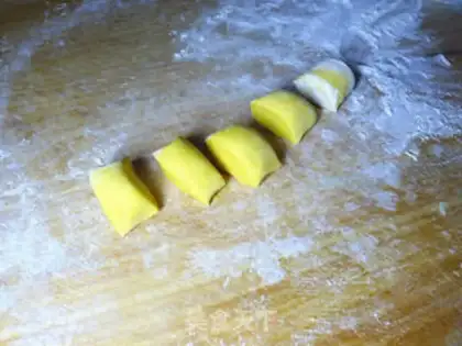 Make Yellow rose roll step 5