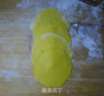 Make Yellow rose roll step 6