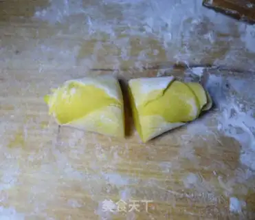 Make Yellow rose roll step 7