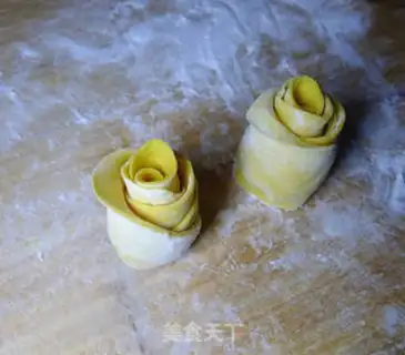 Make Yellow rose roll step 8