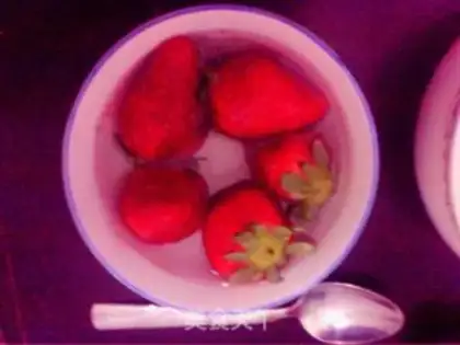 Make Strawberry double milk tea step 7