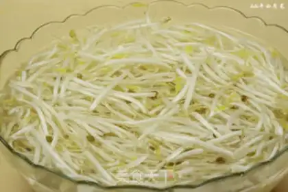 Make The green bean sprouts step 0