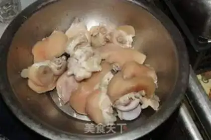 Make Peanut stew pig hoof step 2