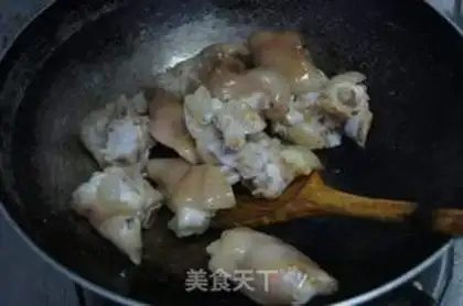 Make Peanut stew pig hoof step 3