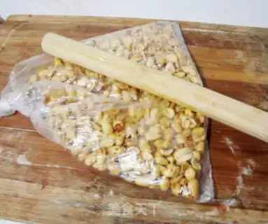 Make Homemade peanut sesame sugar step 1