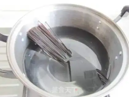 Make Spicy root powder step 1