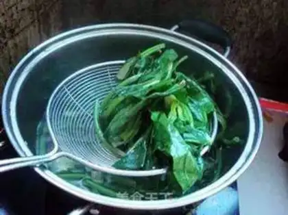 Make Eggs and spinach step 2