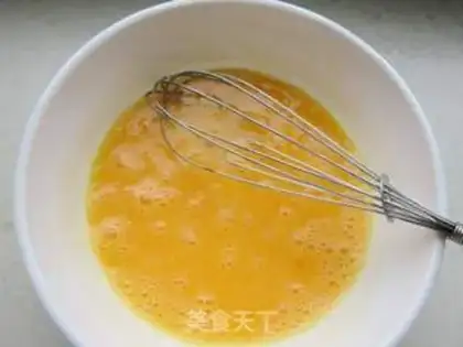 Make Cucumber milk steamed eggs step 2