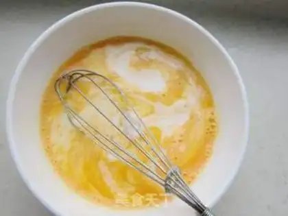 Make Cucumber milk steamed eggs step 4