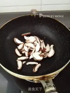 Make Pine sauce pizza step 11