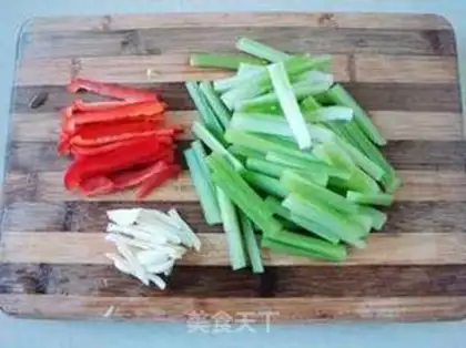 Make Celery fried eggs step 0