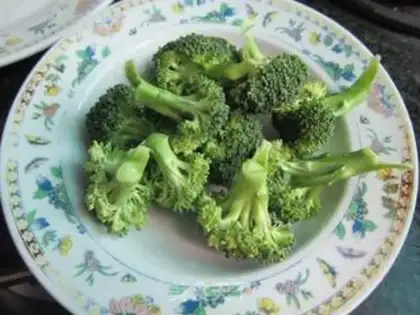 Make The fried eggs will be broccoli step 0