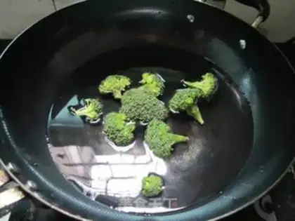 Make The fried eggs will be broccoli step 1