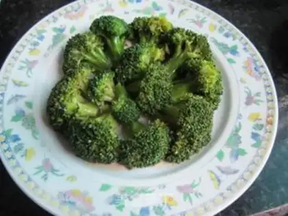 Make The fried eggs will be broccoli step 2