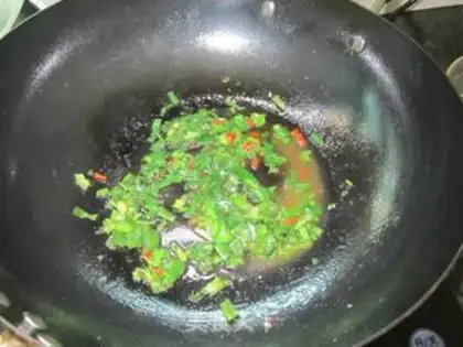 Make The fried eggs will be broccoli step 4