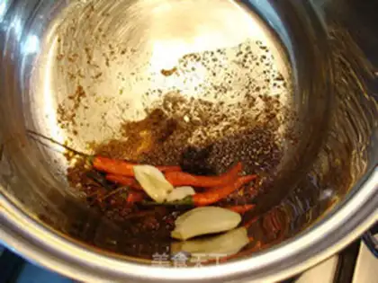 Make Spicy water to boil the leaves step 1