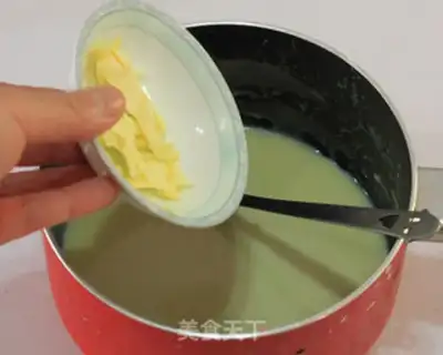 Make Strawberry mousse cake step 24
