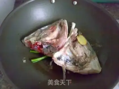 Make Onion fish head soup step 5