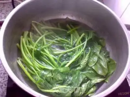Make Garlic shrimp, spinach step 4