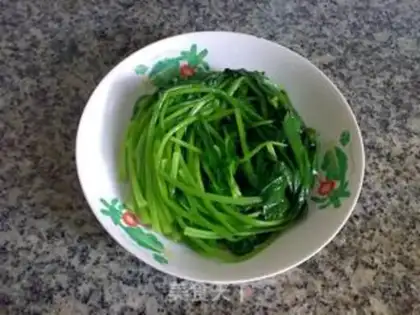 Make Garlic shrimp, spinach step 5